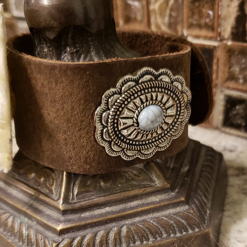 Handmade leather snap bracelet - Picture 3 of 3